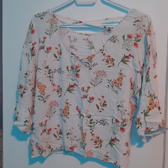 Forever 21 Flower top with bell sleeves - Picture 2 of 4